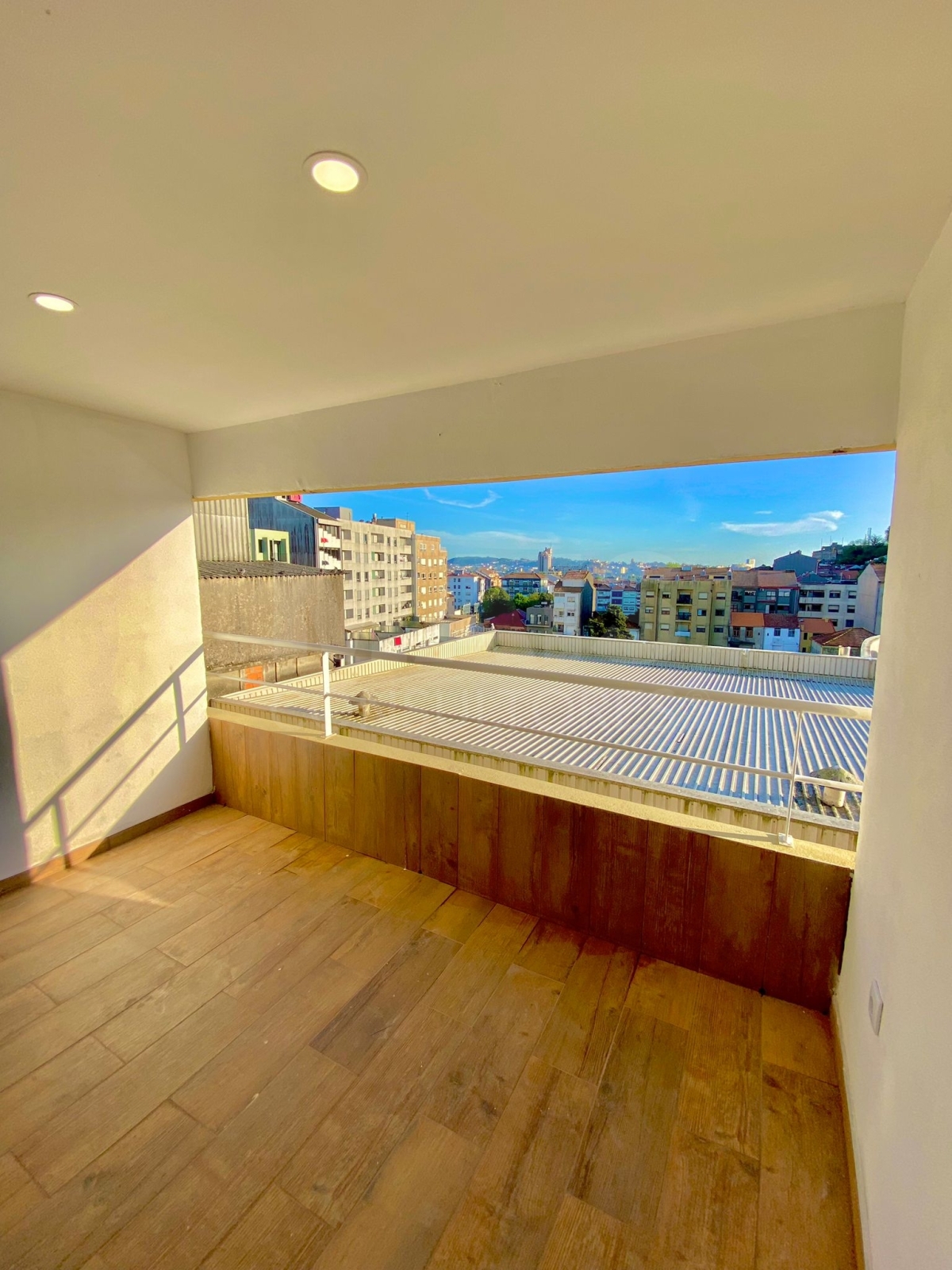 Apartamento T3 no Porto totalmente renovado com varanda e lugar de garagem.